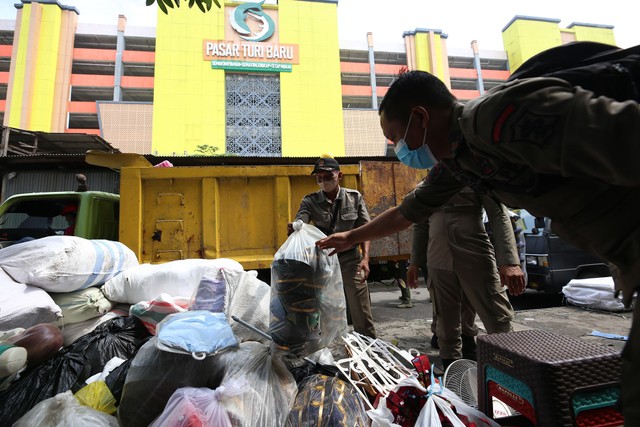 Pindahan para pedagang ke dalam gedung baru Pasar Turi. Hari ini Selasa (22/3) para pedagang bisa kembali berjualan di dalam gedung Pasar Turi yang menjadi ikon Kota Surabaya. Foto: Diskominfo Surabaya
