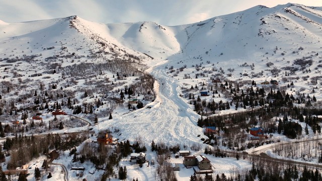 Longsoran salju di lereng gunung Hiland Road di Anchorage, Alaska, Amerika Serikat.  Foto: Michael D. Larson/via REUTERS