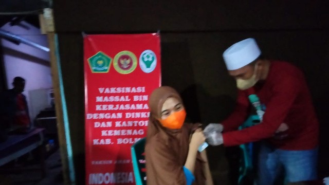 BINda Sulut Bagi Minyak Goreng Saat Vaksinasi di Masjid Baiturohman Bolmut (514740)
