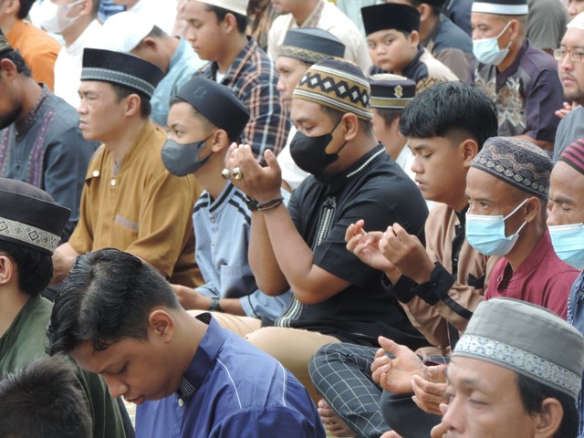Tinjau Pelaksanaan Salat Idul Fitri, Bupati Sekadau: Antusias Warga Luar Biasa (37776)
