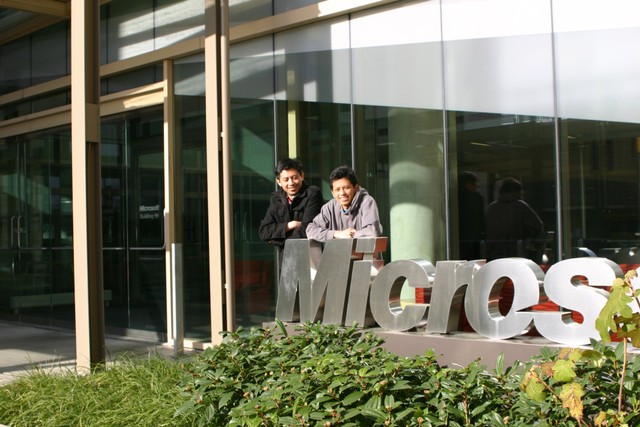 Reza Ferrydiansyah bersama rekannya saat masih bekerja di Microsoft. Foto: Dok. Pribadi