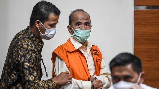 Gubernur Riau periode 2014-2019 Annas Maamun mengenakan rompi tahanan usai ditetapkan sebagai tersangka di Gedung Merah Putih KPK, Jakarta, Rabu (30/3/2022). Foto: M Risyal Hidayat/ANTARA FOTO