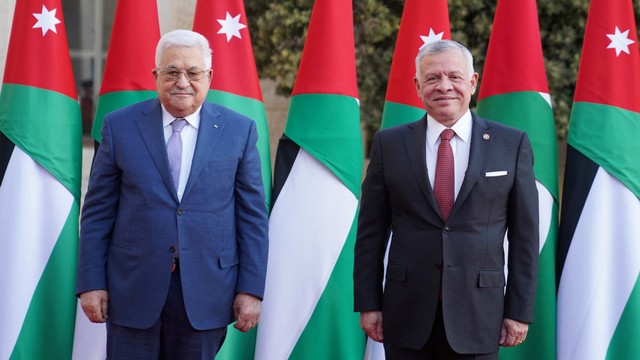 Raja Yordania Abdullah II bertemu dengan Presiden Palestina Mahmoud Abbas di Amman, Yordania, Rabu (27/4).  Foto: Istana Kerajaan Yordania/via REUTERS