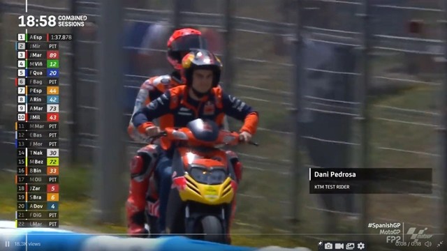 Marc Marquez dibonceng Dani Pedrosa usai mengalami crash di FP2 MotoGP Spanyol 2022 di Sirkuit Jerez pada Jumat (29/4). Foto: Twitter/@MotoGP