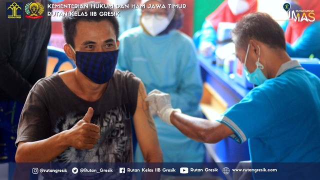 Salah satu Warga Binaan Pemasyarakatan Rutan Gresik saat menapatkan vaksinasi. Foto: dok. HUMAS RUTAN GRESIK