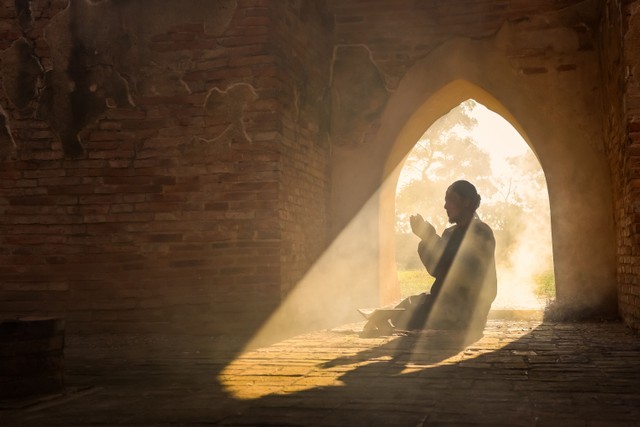 ilustrasi berdoa saat menjalankan puasa tasua dan asyura. Foto: Nong2/Shutterstock