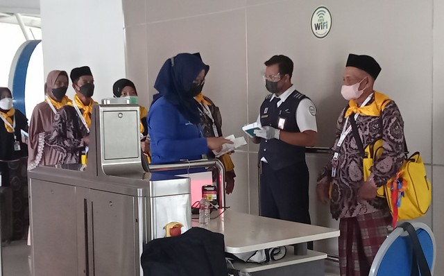 Jamaah umrah yang terbang perdana dari Bandara Internasional Juanda Surabaya, Senin (14/3). Foto-foto: Masruroh/Basra