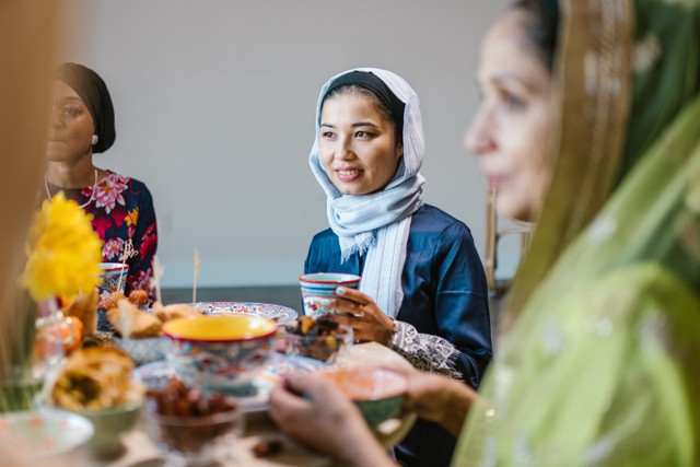 https://www.pexels.com/photo/woman-in-wearing-a-headscarf-holding-a-ceramic-cup-7249720/