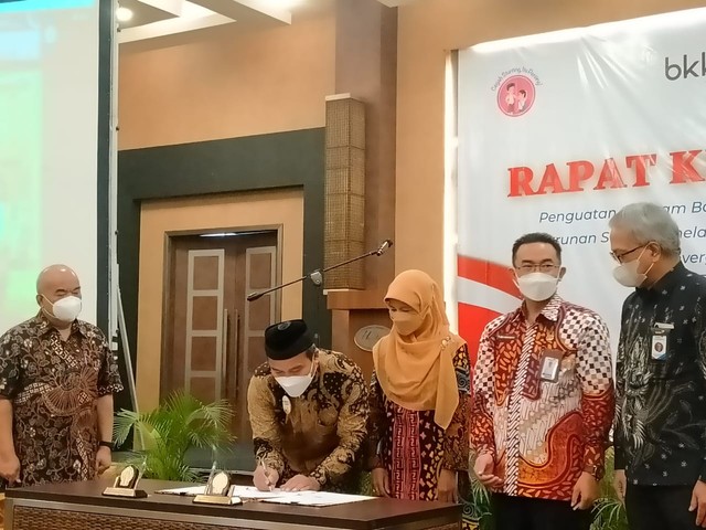 Cahyono,S.Ag menandatangani nota kesapahaman program Stunting