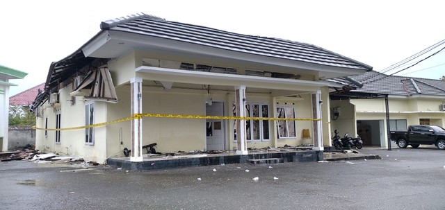 Bagian Rumah Dinas Wakil Gubernur Jambi yang hangus. (Foto: M Sobar Alfahri/Jambikita)