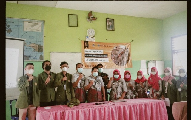 Mahasiswa KKN foto bersama dengan Pihak Puskesmas Manduro usai lakukan sosialisasi