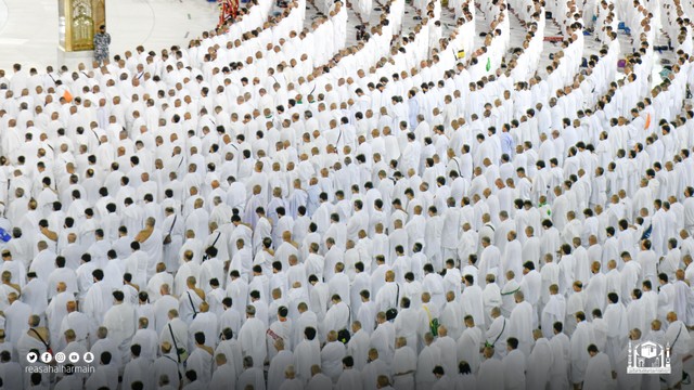 Jemaah umrah salat Subuh berjemaah di Masjidil Haram pada Minggu, (6/3/2022). Saf kembali rapat setelah Arab Saudi mencabut mayoritas pembatasan. Foto: gph.gov.sa
