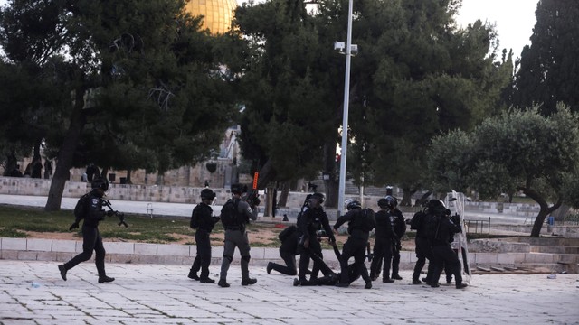 Pasukan keamanan Israel bentrok dengan pengunjuk rasa Palestina di kompleks Masjid Al-Aqsa di Kota Tua Yerusalem. Foto: Ammar Awad/REUTERS