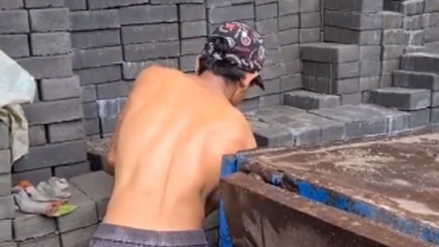 Kuli mengangkut paving blok. (Foto: @pengubah_dunia/TikTok)