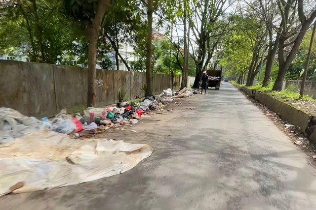 Tumpukan sampah di samping UIN Raden Intan Lampung mulai dibersihkan petugas, Rabu (4/5/2022) | Foto: Roza Hariqo/Lampung Geh