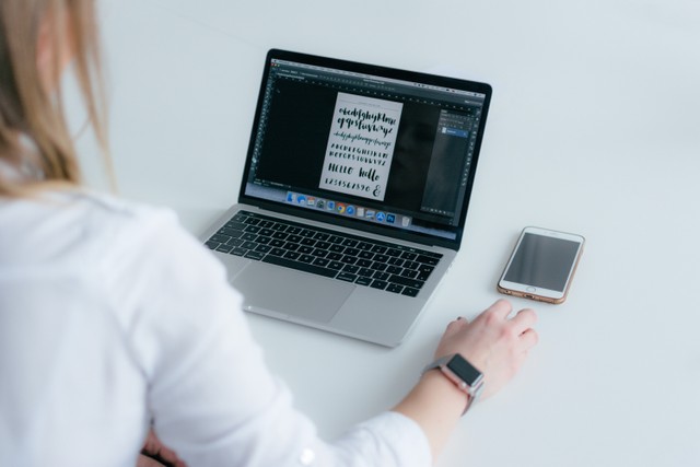Ilustrasi Memilih Font. Foto: Marek Levak via Unsplash