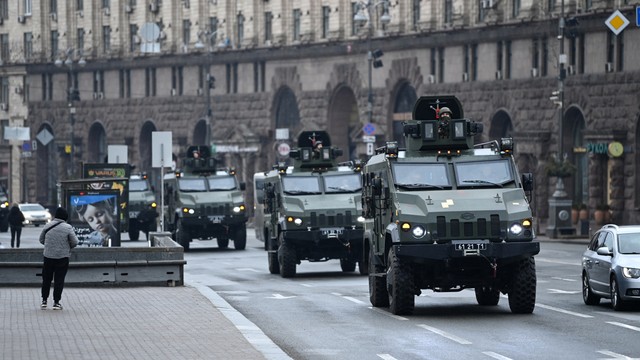 Kendaraan militer Ukraina bergerak melewati alun-alun Kemerdekaan di pusat Kyiv, Ukraina, Kamis (24/2/2022). Foto: Daniel LEAL/AFP