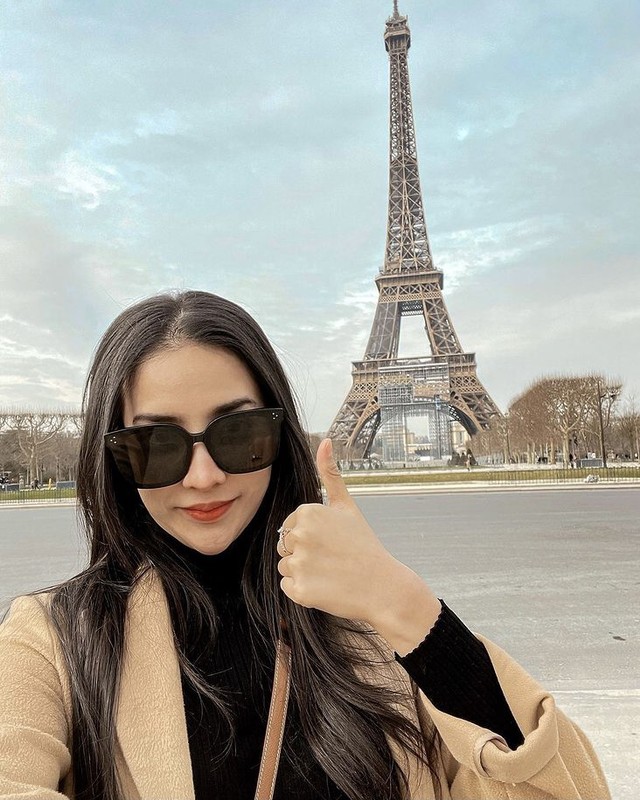 Anya Geraldine saat liburan di Paris. Foto: Instagram/@anyageraldine