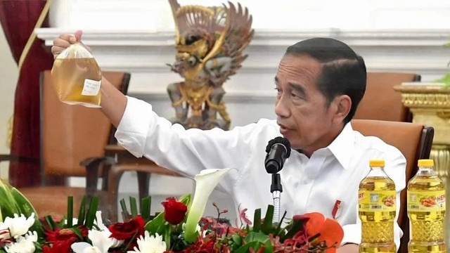 Presiden Jokowi menunjukkan minyak goreng curah dan kemasan saat memimpin rapat terbatas membahas komoditas itu. Foto: Instagram/@jokowi