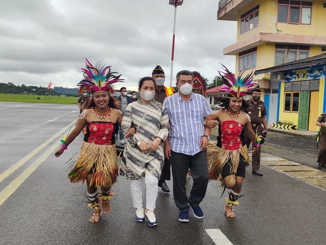 Kepala Kejaksaan Tinggi Papua Barat bersama Istri disambut tarian adat di Bandara Rendani Manokwari