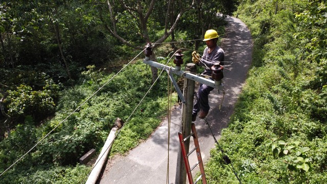 Petugas menyambung dan mengganti kabel setelah tiang listrik roboh dihantam badai di Desa Rongi, Kecamatan Sampolawa, Kabupaten Buton Selatan, Sulawesi Tenggara, Kamis (24/2/2022). Foto: Jojon/ANTARA FOTO