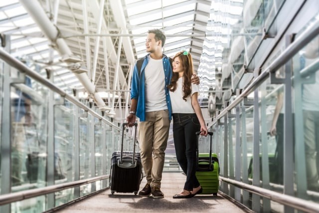 Ilustrasi pasangan ingin melakukan wisata Foto: Shutterstock