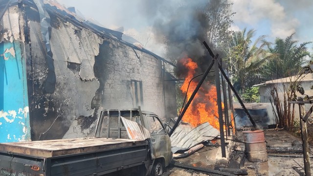 Rumah Rusdianto hangus terbakar dilalap si jago merah. Foto: IST