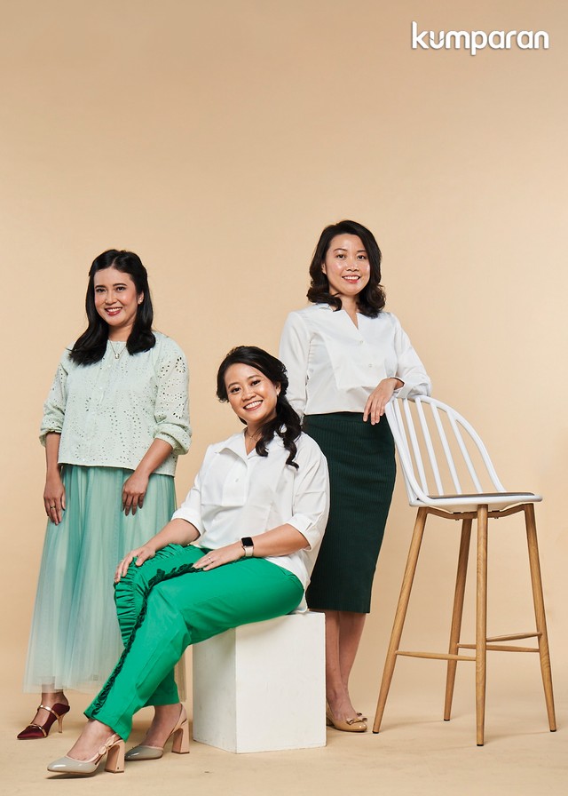 (Kiri-kanan) Astri Yunfia, Director of 4-Wheels and Corporate Strategy of Grab Indonesia; Tyas Widyastuti, Director of 2-Wheels & Logistics of Grab Indonesia; Iki Sari Dewi, Director of Business Jabodetabek of Grab Indonesia. Foto: Panji Indra, Fashion Stylist: Erlangga S. Negoro.