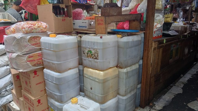 Masih Banyak Pedagang yang Jual Minyak Goreng Curah Rp 20 Ribu per Liter (115463)
