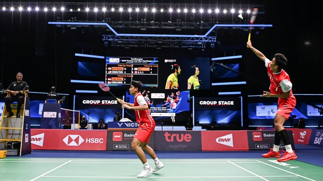 Pasangan ganda putra Indonesia Muhammad Shohibul Fikri dan Bagas Maulana melawan ganda putra Singapura Danny Bawa Chrisnanta dan Jun Liang Andy Kwek di Grup A Piala Thomas 2022 di Impact Arena, Bangkok, Thailand, Minggu (8/5/2022). Foto: M Risyal Hidayat/ANTARA FOTO