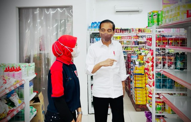 Presiden Joko Widodo mengecek ketersediaan minyak goreng di sejumlah lokasi pasar dan toko swalayan di Yogyakarta, Minggu (13/3/2022).  Foto: Twitter/@setkabgoid