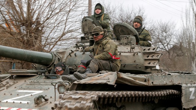 Pasukan pro-Rusia terlihat di atas tank di pemukiman Buhas (Bugas) yang dikuasai separatis, di wilayah Donetsk, Ukraina, Selasa (1/3/2022). Foto: Alexander Ermochenko/REUTERS