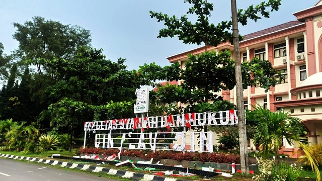 Kerusakan akibat bentrok antar-mahasiswa di dalam kampus II Universitas Islam Negeri (UIN) Alauddin Makassar.  Foto: Dok. Istimewa