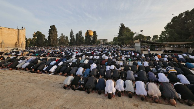 Umat Muslim Salat Idul Fitri di kompleks Masjid Al-Aqsa di Yerusalem, Senin (2/5/2022). Foto: Ahmad Gharabli/AFP