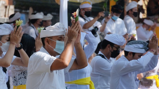 Umat Hindu melaksanakan persembahyangan Hari Raya Saraswati di Pura Agung Jagatnatha, Denpasar, Bali, Sabtu (26/3/2022). Foto: Nyoman Hendra Wibowo/ANTARA FOTO