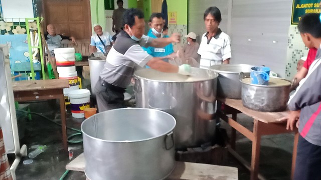 Proses memasak bubur samin Banjar. FOTO: Agung Santoso