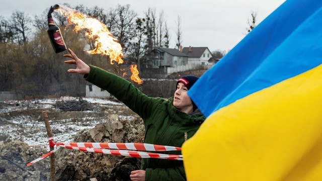 Bendera Ukraina Kembali Berkibar Di Pulau Ular Usai Rusia Tarik Mundur ...