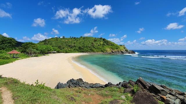 Pemandangan pantai Mawi diambil dari atas bukit. Foto: Hidhayat Syamsuddin Toni/Shutterstock