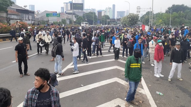 Demo Di Depan Gedung DPR Ricuh, Massa Berlarian Ke Jalan Tol | Kumparan.com