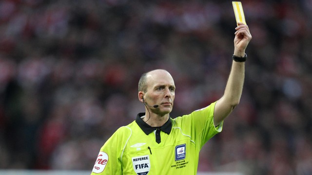 Wasit Liga Inggris, Mike Dean. Foto: Adrian Dennis/AFP