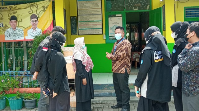 Sumber: Dokumen Pribadi Nugroho Widhi Pratomo, saat memberikan pengarahan kepada Mahasiswa program Kampus Mengajar di SDN Tirtayasa 1 Serang Banten