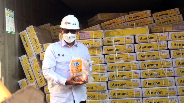 Direktur Utama Perum BULOG, Budi Waseso, mengecek daging impor di Tanjung Priok, Jakarta, Kamis (14/4/2022). Foto: Galang/kumparan