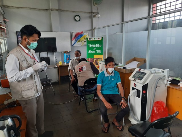 Sejumlah Narapidana Kelas I Sukamiskin, Bandung, Jawa Barat, memanfaatkan penghapusan tato dari Dompet Dhuafa bersama IMS. (Rabu, 30/03)