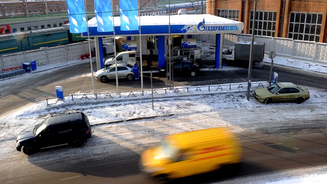 Stasiun bahan bakar Gazprom Neft di Moskow pada 17 Februari 2011. Foto: Natalia Kolesnikova/AFP