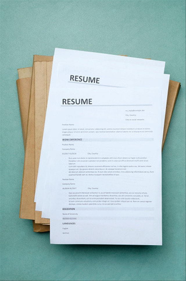 Ilustrasi CV atau Resume. Foto: Unsplash. 