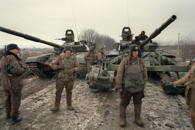 Tank T-72 pimpinan unit Rusia, yang dilengkapi dengan sistem pembersihan ranjau berhenti di dekat Samashky, Chechnya, pada 13 Desember 1994. Foto: IVAN SHLAMOV / AFP
