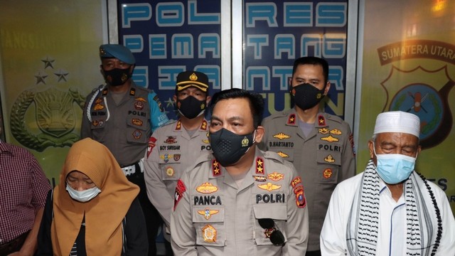 Kapolda Sumut Irjen Pol RZ Panca Putra saat menyampaikan keterangan pers di Mapolres Pematangsiantar. Foto: Polres Pematangsiantar