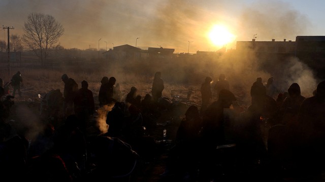 Suasana di lapangan saat para pengungsi dari Ukraina melarikan diri karena invasi Rusia. Foto: Kai Pfaffenbach/REUTERS