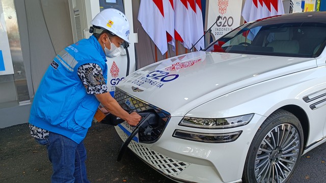 Pengisian mobil listrik delegasi KTT G20 di SPKLU ultra fast charging di Central Parking ITDC Bali, Jumat (25/3/2022). Foto: Fariza Rizky Ananda/kumparan