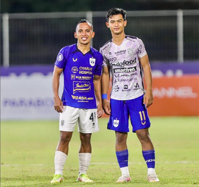 Irfan Jaya dan Pratama Arhan bertukar jersey selepas laga PSIS vs Bali Utd. Foto: Instagram/@irfanjayaij41